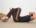 Bauchaufzüge (Sit-ups)

Trainiert die schrägen und geraden Bauchmuskeln und die Halsmuskulatur. Wichtig für den Ausgleich von Dysbalancen, beugt Nackenschmerzen vor. Durchführung: Rückenlage, ein Bein im Kniegelenk 90 Grad anwinkeln, Fuß mittig auf Kreisel stellen. Das andere Bein über Kreuz, Kniegelenk mittig zum Bauchnabel halten. Hände an die Schläfen, Oberkörper (Schultern) bei gerader Kopfhaltung (Blick zur Decke!) gleichmäßig aufrichten. Die Kreiselfläche sollte sich während der Übung in horizontaler Position befinden.

Pensum: 1 - 3 Mal 10 - 60 Wiederholungen.