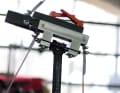 Nachdem es Klieber mit Hilfe seiner neuen Testmaschine gelungen war, Schäden durch “Spannungsrisskorrosion” zu provozieren, tütet die Klieber-Crew nun Austauschteile ein. Pappkisten und Packlisten, das nehmen ihm die Mitarbeiter ab. Doch selbst ein Teiletausch kann Chefsache sein. Dann, wenn einer sich stur stellt. “Die meisten Kunden finden das gut, dass wir die Sachen austauschen, bevor etwas passiert. Aber es gibt da so verhetzte Typen, die glauben, wir müssten ihnen ein Taxi für den Weg zur Post bezahlen, ein Austauschbike hinstellen und ihren Nutzungsausfall honorieren. Um so viel Kohle zu haben, hätten wir sie beim Kauf bescheißen müssen”. Dann sucht sich Klieber eine ruhige Ecke, atmet tief durch und ruft den Problemkunden an. Bisher hat das noch immer gewirkt.

Der Schnelldurchlauf führt weiter in ein Nebengebäude, in dem der Estrichleger gerade Beton verspritzt. Im ehemaligen Stall entsteht ein Raum mit einer Badewanne. Die steht nicht etwa gekachelt im Eck, sondern in einer sehr breiten Grube voller Kieselsteine: “Da muss ich nicht aufwischen, wenn ich mit nassen Füßen aus der Wanne steige. Und wenn die Installation Ärger macht, kommt man mit der Schippe dran.” Im gleichen Gewölbe sollen irgendwann ein paar Schneiderpuppen aus Drahtgeflecht stehen. Für die Bike-Klamotten. Ein simpler Kleiderschrank kommt nicht in Frage. “Ist doch viel sinnvoller so! Ich wasche die Sachen, hänge sie dort zum Trocknen und kann sie gleich von der Puppe wieder anziehen. Das spart mindestens zwei Arbeitsgänge!”

Und schafft so Freiräume für die Praxis. Den sinnlichen Teil, die Basis aller Entwicklung. Ein geschotterter Pfad, gut lenkerbreit, umkreist das Syntace-Reich. Mit Hügeln, Sprüngen, Kehren. Nach genauem Plan gebaggert, um Spieltrieb und Forscherdrang zugleich zu befriedigen. Momentan wartet Ex-Crosser Jo Klieber darauf, dass die Baustelle den Trail wieder freigibt. Denn der Table hinter dem Double, den will er endlich sauber springen. Schon möglich, dass ihn dabei mitten in der Luft der Blitz einer neuen Erkenntnis trifft. Schließlich ist der Mensch keine Koralle. Dieser nicht.



(Text: Jörg Spaniol, Foto: Unbekannt