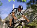 STANDARDSITUATION 2: ANGST VOR EINER TRAIL-PASSAGE

Das Problem: Für den einen ist es eine Treppe, für den anderen ein ausgesetzter Singletrail oder ein 10-Meter-Drop. Die Furcht bleibt die gleiche.

Lösungsversuch: Langsam und tief atmen, entspannt umschauen, im Kopf haben Sie die Überzeugung: “Ich mache das jetzt!” Die ruhige Atmung gibt ein spannungslösendes Signal an die Muskulatur. Betrachten Sie die Passage wertfrei: “Vor mir liegt eine Treppe mit drei Stufen”. Falsch wäre: “Diese steile Treppe schaffe ich nie”. Spielen Sie die Passage mental durch, stellen Sie sich mit geschlossenen Augen vor, wie Sie die Sektion bewältigen. Ersetzen Sie “Nicht”-Sätze wie “Das ist ja gar nicht gefährlich” durch positiv formulierte Handlungsanweisungen wie “Ich bleibe locker auf dem Bike, atme ruhig und lege den Finger locker an die Bremse.” Damit lässt sich eine Stress-Situation überbrücken. Während der Passage helfen präzise positiv formulierte Handlungsanweisungen im Selbstgespräch: “Bremse öffnen, Lenker gerade halten”. Das Blickfeld sollte immer mehrere Meter vor Ihnen liegen. Um die Situation langfristig abzuspeichern: Nach der Aktion gehen Sie die Situation im Kopf durch und stellen fest, ob sie wie gewünscht gelaufen ist. Merken Sie sich, was gut war, und was Sie beim nächsten Mal anders (nicht besser!) machen könnten. “Es gibt nichts Schlechtes, es gibt nur Erfahrungen”, meint Mental-Trainerin Petra Müssig. Behalten Sie die Freude an diesen Erfahrungen, auch wenn es nicht so gut läuft.