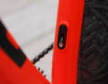 On the lower seat tube, the cable guide for telescopic seat posts can disappear inside the frame.