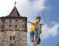 24. September 2005: “District Ride”. Der wichtigste Freeride-Event des Jahres. 40.000 Zuschauer säumen die Nürnberger Altstadt. Kochende Stimmung im Finale. Als Carlo die Kontrolle über sein Bike verliert, hat er gerade die Hände zum “Suicide No hander” vom Lenker gelöst – und noch acht Meter freien Fall vor sich. Der rechte Fuß rutschte vom Pedal, der Drall trieb das Bike in Schieflage. “Ich wusste, wenn ich so lande, dann tut’s richtig weh”, erinnert sich Carlo an einen der schlimmsten Momente seines Lebens. Der große Drop von der Kaiserburg in Nürnbergs Altstadt war der gefährlichste Stunt des “District Ride” – zehn Meter hoch, 15 weit. Die Landung ein eher windiges Konstrukt aus splittrigem Holz. Nicht alle Fahrer aus der Freeride-Weltelite nahmen das Risiko in Kauf, und wichen auf die Chicken Line aus.

Im letzten Moment bekam Carlo seinen Fuß wieder aufs Pedal, landete den Suicide und damit den größten Coup seines Lebens: Platz fünf als bester Deutscher. Seither nennt man den Namen Dieckmann in einem Atemzug mit internationalen Größen wie Cedric Gracia, Kyle Strait und Aaron Chase. Die Platzierung in Nürnberg sorgte auch für Carlos beruflichen Aufstieg: ins neu gegründete Cannondale Freeride-Team “The Cut”.