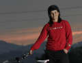 She is back. On the bike. On the race track. In the limelight. A minor miracle, in Sari's opinion. When she crashed into the jump hill on her motocross bike in autumn 2000, everything still seemed fine. Her shoulder was broken. But that was somehow part of the job. When the other shoulder shattered on a dirt track the following spring, she was more worried. The doctors had to fix both shoulders with sixteen screws and a lot of titanium. The season was over. Nevertheless, Sari registered for the World Cup in Kaprun despite the pain. She needed results if she wanted to get a sponsorship contract again next year. The attempt ended with three torn shoulder ligaments. The operation was unsuccessful. The rehab was unsuccessful. Then the shoulders were cut open again. The fairytale of Cinderella dissolved into endless physiotherapy sessions. That was three years ago now.

The Blumenstein BMX track looks like it was modelled by God in the Alpine landscape. The wave track is surrounded by powdered mountain giants. Cowbells clatter across from the green meadows. A stream rushes. Birds twitter. You want to wrap up the scenery and put it in your box at home. Sari stands on the starting hill and pumps her lungs full of oxygen. Focusses on the double on the back straight. Kicks off. Sprints through the berm. And sails elegantly over the obstacle. Just as she once learnt from her foster father John Tomac. The way she became Swiss champion out of nowhere last year. And shortly afterwards fourth at the World Championships. Actually, she just wanted to cycle for fun. Without stress. Without pressure. "Then I watched a race last year and was hooked again. Once a racer, always a racer. It's like a disease," says Sari. Last year, she still had to buy her bike in the shop. Now the sponsors are knocking again. Next year, Sari plans to be able to make a living from the sport again. To achieve this, she sweats every day - on her racing bike, in the gym, on the BMX track. Sari can hardly imagine working as a shop assistant in the long term anyway. "I need my freedom," she exclaims, her ponytail fluttering in the wind again.