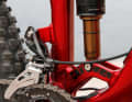 A nice solution: the cable for the side-hinged XT front derailleur runs directly out of the frame.