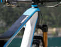 The voluminous frame design promises a lot of stiffness in the steering head and bottom bracket area.