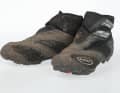 MTB-Winterschuhe Die absoluten Spezialisten, wenn es um Isolation und Nässeschutz geht. Allerdings sind Winterschuhe wirklich nur etwas für frostige Tage. Schon bei leichten Plusgraden steht man im eigenen Saft. Schwachstelle auch hier: Wasser, das am Schaft eindringt.

Windschutz: 6/6

Nässeschutz: 5/6

Temperaturbereich: -15 bis 5 °C
