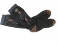 Thanks to their flexible membrane, waterproof socks no longer feel like rubbish bags. You are well protected from splashing water and light rain. But if the water runs in from above, your feet will take a bath. Warning: not for sweaty feet.

Wind protection: 4/6

Wetness protection: 4/6

Temperature range: 5 to >15 °C