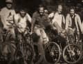 The wild gang from Mount Tamalpais: Joe Breeze (2nd from right), Gary Fisher and Charlie Kelly (3rd and 4th from right) are regarded as the inventors of mountain biking. The development laboratory for the first bikes was the Repack gravel track.