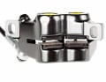PLUS Magura MT7: The voluminous brake calliper, which can absorb a lot of heat, contains a total of four pistons, each with a single brake pad.