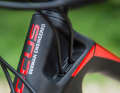 The cables disappear into the head tube inside the frame of the Raven Max, but this was also the case with its predecessor.