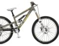 Scott Voltage FR
Mehr Federweg und Geometrie-Kosmetik

Vom Voltage FR stehen drei Modelle bereit, die ab 1650 Euro starten (Voltage FR 30). Neu für 2011 ist die 180er-Fox-Van-Gabel mit Steckachse und eine entsprechend angepasste Geometrie. Der Lenkwinkel wird um ein Grad flacher (65 Grad), das Tretlager liegt etwas tiefer. Auch spannend: Timo Pritzls Signature-Bike Voltage YZ.
