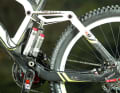 Equaliser 3 is the name of the new damper developed in collaboration with DT Swiss. It now sits upside down in the frame, has a new set-up and SAG display. The triple adjustment via the handlebar lever is already familiar from the Genius with 150 mm travel. With the Genius LT, you can choose between 185 or 110 mm - or you can lock out the suspension completely.