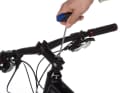 If the headset snaps or makes noises despite being perfectly adjusted, it is time for a service at the latest. To do this, clamp the bike in an assembly stand and remove the front wheel. Then open the Ahead screw with an Allen key. Remove the cover cap.