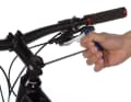 Now open the stem bolts located on the steerer tube: Use an Allen key to loosen them at the clamp until the stem can be easily removed from the steerer tube. You do not have to unscrew the bolts completely. Depending on the stem, the clamp has one or two screws.