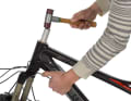 And if the fork jams? This is the case if the clamping ring presses the steerer tube so hard against the upper bearing that the fork cannot be removed by hand. Take a rubber mallet and tap the steerer tube from above. This will loosen the clamping ring and allow you to remove the fork from the steerer tube.