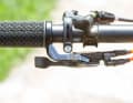 The new Twinloc lever, which can be positioned under the handlebars in the single configuration, allows three riding modes to be controlled simultaneously on the fork and shock.