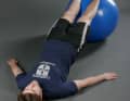 Strengthen the knee flexors:
Place your feet on the ball and lift your buttocks until your torso and legs form a straight line. Then pull your heels towards your buttocks (see picture on the right) without lowering your buttocks. Now return to the starting position. Three sets of 20 repetitions. Rest for one minute between sets.