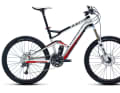 Jekyll Hi-Mod 2 represents the entry-level carbon fibre suspension and thus a suspension weight of less than three kilos. The price difference to the Jekyll 3 is due to the carbon fibre technology, as the equipment does not differ significantly (SRAMX9 level). There is a choice of two colours and no dropper post. This is only available on the Jekyll Hi-Mod 1 for 5499 euros.
