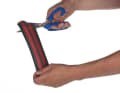 Rattling chains destroy the chain and seat stay in the long run. An old tyre (preferably a road bike) or rubber tube from the DIY store is ideal as protection. This is first shortened to the correct length using scissors.
