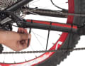 The tube is then carefully secured with cable ties. In the case of long chainstays with articulation, the tube can also protrude at the end so that it lies over the articulation.  The advantage of the road bike tyre: It is thin enough, does not slip, is abrasion-resistant and inexpensive. If you want, you can also protect the seat stay against chain slap with a road bike inner tube on the inside at cassette height.
