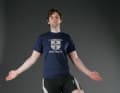 Exercise for strong feet: one-legged stand

Stand on the floor without shoes. The knee is over the foot, slightly bent so that it protrudes slightly over the big toe. Hold the position for 20 seconds at the start. Followed by a break of the same length. Repeat the exercises eight to 15 times. Advanced users increase the holding time to up to 60 seconds (the pauses can grow with you). Increase the level of difficulty by standing on a cushion, mattress, soft floor mat or in sand.
If you are doing the exercises as part of a training programme, start immediately after warming up. This is because as your strength wanes, so does your coordination.