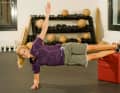 1. side support on box
Lie on your side and place your feet on top of each other on a chair or stool. Viewed from above, your body forms a line. Now raise your hips to the maximum and stretch your upper arm upwards.