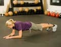 3. support swing
Lie on your stomach and support yourself on your elbows, which are in line with your shoulders. Stand on your toes and balls of your feet. Tighten your stomach.