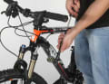 1. check the fork air pressure. To do this, sit on the bike and measure the negative suspension travel. This should be 15 per cent of the suspension travel for marathon bikes and around 25 per cent for all-mountain bikes. If not, you need to adjust the air pressure (see air pressure table on the fork). The same applies to the shock.