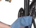 The down tube is often pelted with stones when biking. Protect the paint and anodised layer with a special film from the shop. This should be mandatory for carbon frames! First clean the down tube with chain cleaner or silicone remover.