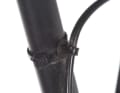 The brake hose must be flexibly mounted on the rear triangle of full-suspension bikes because of the spring deflection. Trick: Thread a cable tie through an M5 washer. The cable tie should lie loosely around the brake hose. This ensures that it is optimally guided but remains in place.