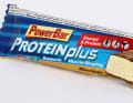 Das Suchtmittel (PROTEIN PLUS)
Einmal reingebissen, schon bist du abhängig – das bestätigt Bildredakteur und Chefgourmet Georg Grieshaber. Der Protein-Plus- Riegel von Powerbar schmeckt so lecker wie Rittersport Marzipan. Für alle Leckermäuler, die Protein und Kohlenhydrate aufladen möchten. 5 Stück, 6 Euro www.powerbar.de