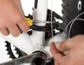 Now pull the liner tight at the front derailleur clamp and cut it off 25 millimetres before the clamping screw using a sharp cutter knife. Make sure that the liner is not kinked.