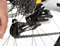 Proceed in the same way on the rear derailleur, but shorten the liner just ten millimetres after the shift cable emerges. Carefully guide the shift cables through the liner on tight bends so that the liner is not damaged.