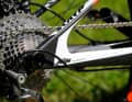 Am Ausfallende verzichtet KTM auf ein Gelenk, das spart Gewicht.