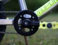 The lightweight aluminium cranks, just like the plastic pedals, avoid any unnecessary grams without compromising on function.