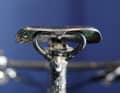 The carbon frame runs in a rapid arc through an elastomer that floats the Super 6 sideways. The saddle moves with the tilting movements of the pelvis.