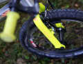 Bunter Klebespaß: Das Design des Bikes kann der Nachwuchs dank Stickerbogen selbst bestimmen. Na ja, in diesem Fall hatte der Papa auch seinen Spaß.