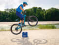 Bunny hop - 3: Now the rear wheel has to be in the air. To do this, swing your hips towards the stem. Your legs are stretched out.