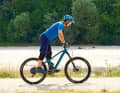 The correct basic position: The legs are almost straight, the arms are slightly bent and largely unloaded. Your shoulders hover over the handlebars. In this position, you can see everything on the trail, save energy by stretching your legs, have enough pressure on the front wheel and can react to bumps with your bent arms.