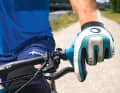 Metered braking is the be-all and end-all. This works best with the fingertip of the index finger. Adjust the lever width so that the almost outstretched index finger rests firmly and make sure there is sufficient distance to the handlebar grip.