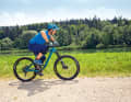How to wheelie correctly - 1: Select a suitable gear. One finger is on the brake during the entire ride and, if necessary, applies the brake in a controlled manner. The saddle is in a ¾ position. Now bend down dynamically in a push-up position.