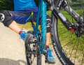 Correct wheelie - 3: Lateral balancing is only possible with the knees (photo). You maintain your balance forwards and backwards by using the rear brake in a controlled manner and pedalling according to the situation.