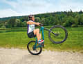 Wrong: It never works like that. The front wheel snaps forwards at any moment. This is because the arms are never bent during the wheelie and the saddle is lowered, making it difficult to work the legs. The most common mistakes are: using the brakes too little, centre of gravity too far forward, balancing by bending your arms.