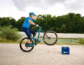 Bunny hop - 2: Now you have to initiate the manual impulse: Stretch your arms and legs. Result: The centre of gravity moves backwards and upwards and the front wheel lifts off.