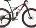Specialized S-Works Epic FSR Carbon Di2: 10999 Euro Das Ziel von Specialized war es, mit dem S-Works Epic das schnellste Cross-Country-Mountainbike der Welt zu entwickeln. Dazu trägt die elektronische XTR-Di2-Schaltung von Shimano mit einem 2x11-Antrieb bei. Hohe Schaltgeschwindigkeit und einfache Bedienung sind damit garantiert. Beim Vorgängermodell des S-Works Epic musste übrigens noch mechanisch geschaltet werden. Hauptrahmen und Hinterbau bestehen beim 2016er-Modell aus Carbon. Seine 29er-Geometrie sorgt zudem für ein top Handling. Vorne federt wie üblich die Rock Shox RS-1 Upside-Down-Gabel mit 100 Millimeter Federweg. Durch deren Brain-System ist eine optimale Kontrolle in Kurven oder holprigem Terrain möglich. Denn: Das Brain denkt mit und kann zwischen unebenem und glattem Untergrund unterscheiden. Auch dadurch klettert der Preis auf satte 10999 Euro.