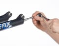 Loosen the fork tubes: Use a 10 mm socket spanner to open the two nuts on the underside of the fork legs. On RLC models, you must first remove the blue adjustment wheel for the release hardness of the lockout on the damping side (2 mm Allen screw). Unscrew the nuts so far that about three threads still engage.