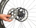 2. refit the cassette

 The first step is to slide the 40 or 42 sprocket, depending on which model you have chosen, onto the freehub body. This is followed by the other sprockets. Pay attention to the correct sequence when assembling. The cassette is then secured again with the cassette end ring with a torque of 40 Newton metres.