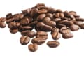 Kaffee, der Stoffwechselaktivator – Kaffee kurbelt den Stoffwechsel an. Verantwortlich dafür ist der Inhaltsstoff Koffein, der das zentrale Nervensystem stimuliert. Wissenschaftliche Studien belegen außerdem, dass Koffein die Lipolyse, also die Fettverbrennung, steigert. Die Lipolyse sorgt dafür, dass Nahrungs- und Körperfett in seine Einzelbestandteile gespalten und für die Energieversorgung des Körpers herangezogen wird. Ideal: morgens eine Tasse und dann ohne Frühstück eine kurze Sporteinheit.