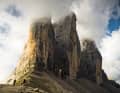 The Three Peaks have always been contested. During the war, the Italians stormed the plateau in front of the rocky peaks with artillery fire and razed the Three Peaks Hut to the ground. Today, hikers have the area under their control. But there is a tour that is also permitted for bikers!
