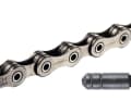 Die Shimano-Ketten sind richtungsgebunden und brauchen eine spezielle Verschlussniete. Die höherwertigen Gruppen bekommen außerdem eine besonders haltbare Sil-Tec Beschichtung spendiert. Die Ketten erkennt man bei Shimano an dem Kürzel „CN“.