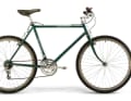 Auf der damals legendären Bikeshow im kalifornischen Long Beach sah Wolfgang Renner 1980 zum ersten Mal Mountainbikes. Als Freund des Geländeradsports war er völlig fasziniert. Doch die Bikes kamen dem Ex-Rennfahrer viel zu unsportlich vor. Also ließ er bei Centurion einen Rahmen nach eigenen Geometrie-Vorstellungen fertigen. Das 1981 präsentierte "Country" gilt als erstes deutsches Mountainbike. Konifizierter Stahlrahmen, 2 x 6-Schaltung, Cross-Bremsen. Ein Jahr später wurden 300 Stück davon verkauft.